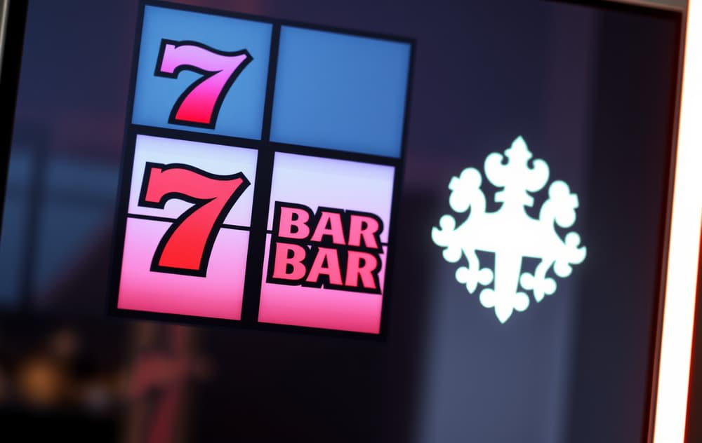 Moderne spilleautomat på nett med klassiske symboler og norsk krone-symbol i bakgrunnen.